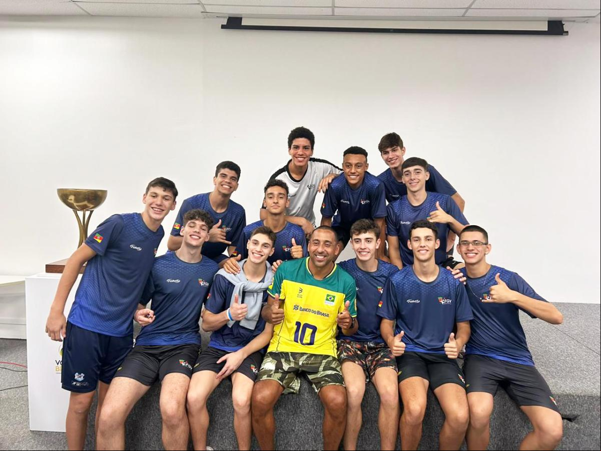 Seleção Gaúcha registrou momento ao lado de Serginho, considerado o maior líbero da história do vôlei brasileiro Seleção Gaúcha registrou momento ao lado de Serginho, considerado o maior líbero da história do vôlei brasileiro