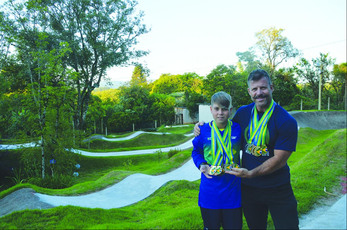 Pietro e Edson mostram orgulhosos as medalhadas conquistadas nos últimos anos. Ao fundo, a pista exclusiva, no pátio de casa Pietro e Edson mostram orgulhosos as medalhadas conquistadas nos últimos anos. Ao fundo, a pista exclusiva, no pátio de casa