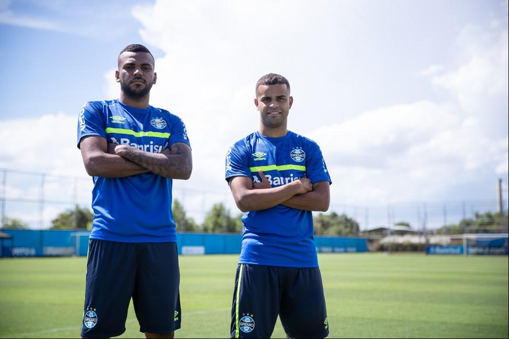 Leonardo Gomes e Alisson são modelos nos novos uniformes de treino (Fonte: ge) Leonardo Gomes e Alisson são modelos nos novos uniformes de treino (Fonte: ge)