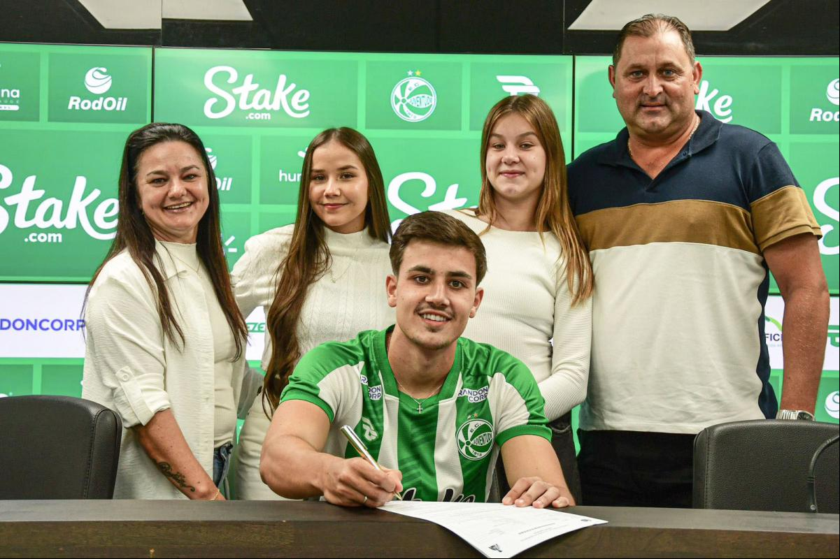 Família acompanhou jogador na do primeiro contrato profissional. Na foto, Maiquel com a mãe Leila, a namorada Evelin, a irmã Rafaella e o pai Jandir Família acompanhou jogador na do primeiro contrato profissional. Na foto, Maiquel com a mãe Leila, a namorada Evelin, a irmã Rafaella e o pai Jandir