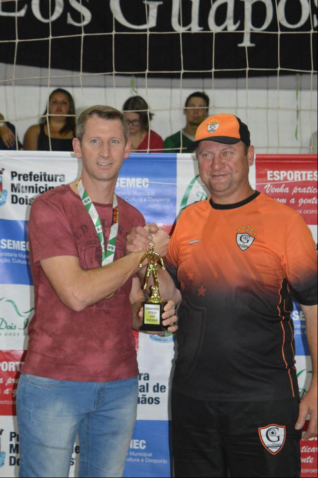 Adilson, do Gunners, foi eleito o Melhor Treinador, e recebeu premiação do colega de time Nhonho