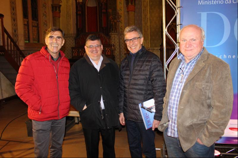 Alan Caldas, Pe. Dirceu Ritter, Ricardo Wirth e Lauri Wendling no lançamento do livro Dois Irmãos: Baumschneis in Bilder