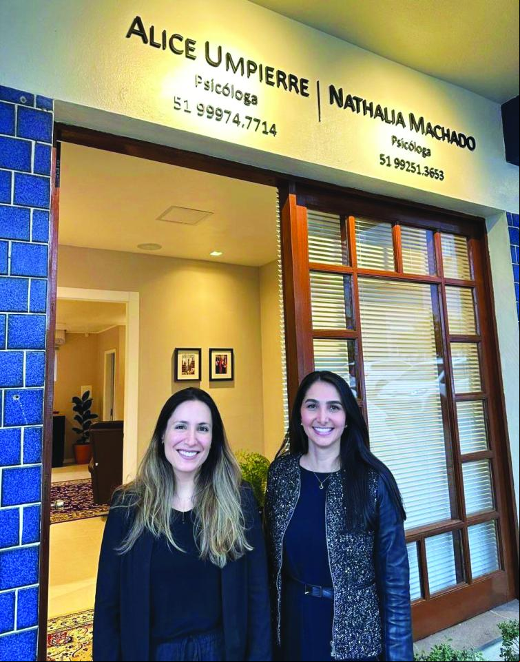 As psicólogas Alice Umpierre e Nathalia Machado recentemente reabriram seu consultório em Dois Irmãos, agora na Rua Otto Engelmann, 30, sala 04, Centro