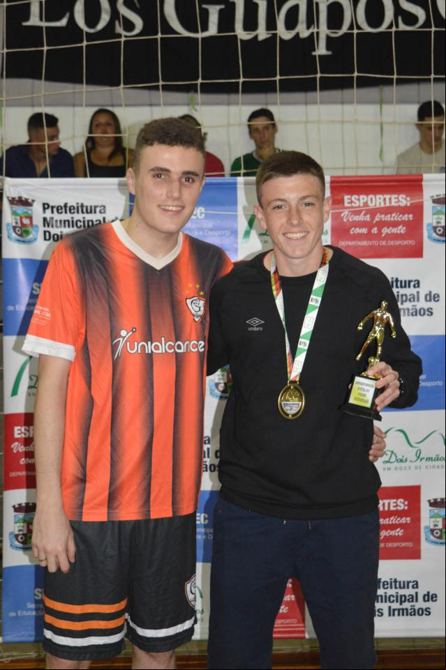 Christian (à direita), do 5 Estrelas, foi a Revelação do campeonato e recebeu a premiação de Paulinho