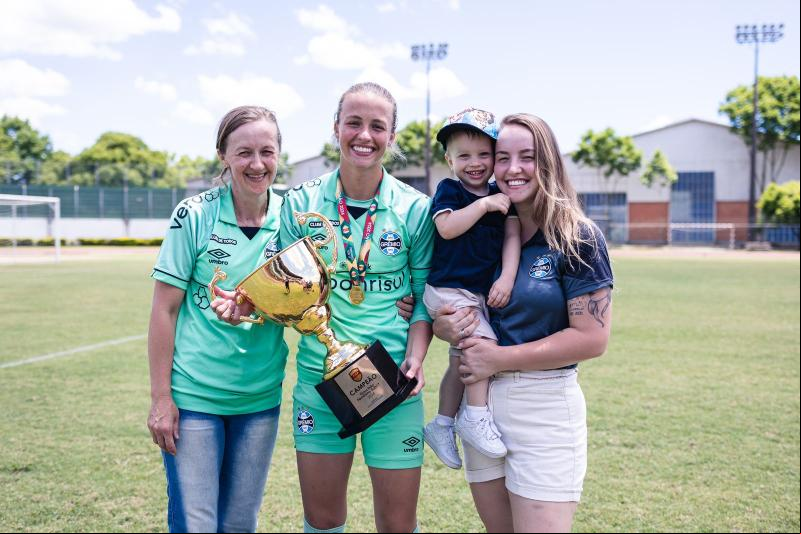 Josi com a mãe Soili, a irmã Joice e o sobrinho Gael (Foto: William Anacleto)