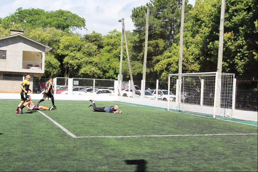 Douglas marcou os dois gols do Gunners na final