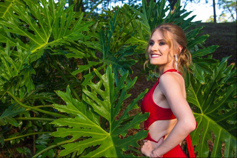 Franciele Scholles Braun comemorando a conquista do diploma em Marketing pela Unisinos, no final de fevereiro