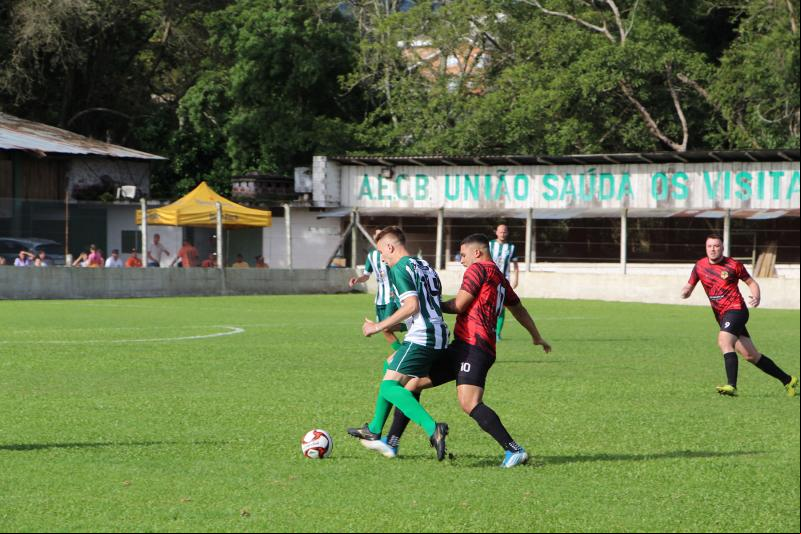 Três partidas abriram a competição no sábado