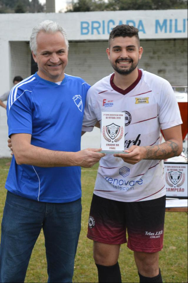 Gustavo recebendo o troféu de craque da final