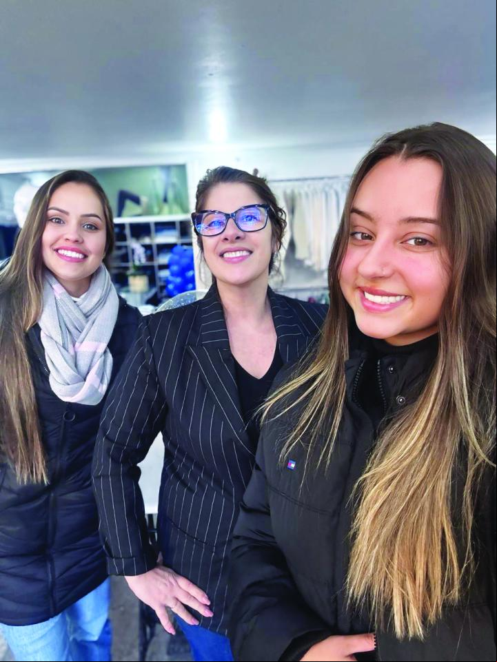 Kinei Multimarcas completou 22 anos de história e estilo em maio. Na foto: Bruna Renz, Maria Roselei Diemer e Pamela Quadros