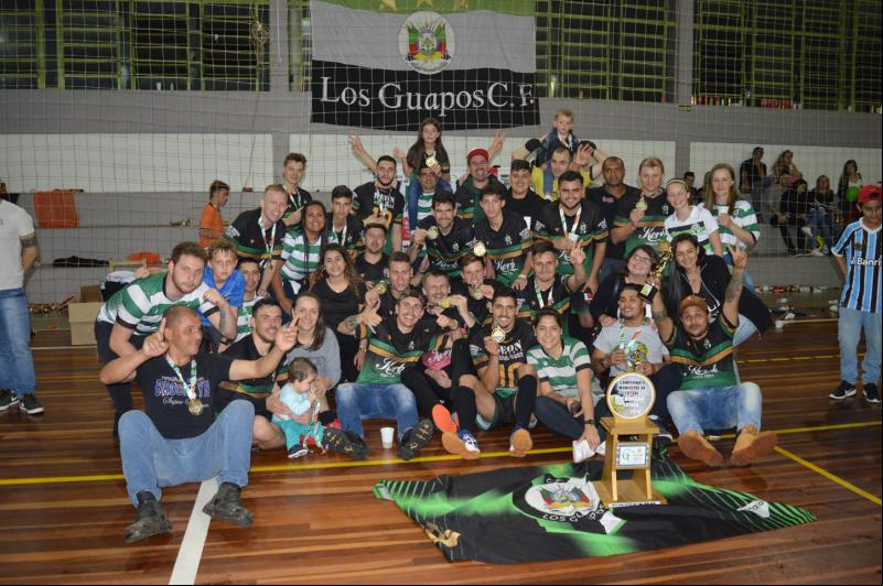 Jogadores e torcedores comemoraram juntos o título