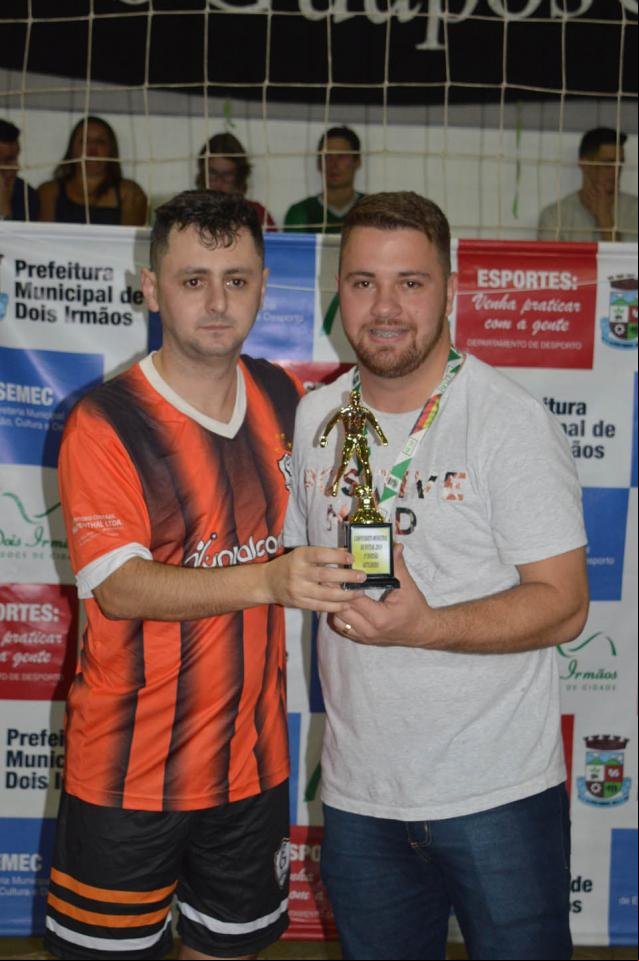 Luizinho entregou para William, do Santa Catarina, o troféu de Artilheiro. O jogador marcou 20 gols