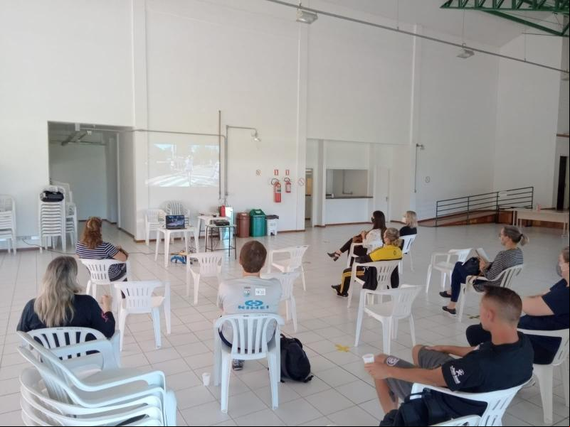Desporto esteve reunido com as escolas no dia 13 (Foto: Divulgação / PMDI)