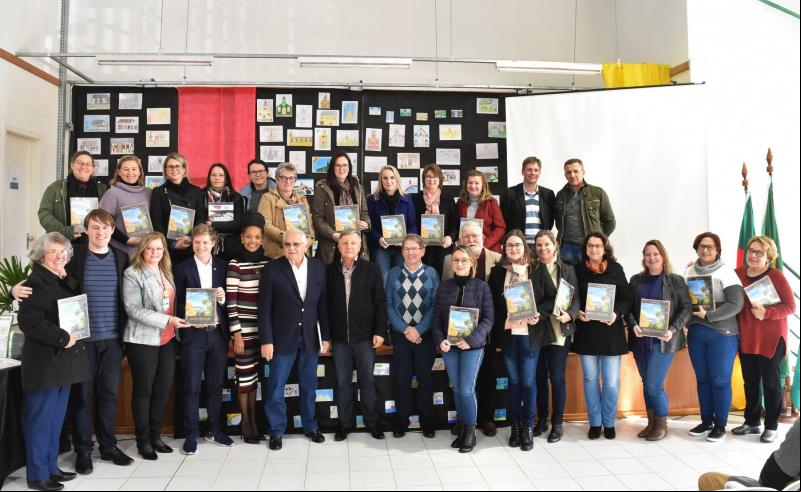 Profissionais da rede municipal de ensino de Dois Irmãos foram agraciados com o livro “Dois Irmãos: Portal da Serra Gaúcha”, de Gilberto Domingues Werner (Divulgação / PMDI)