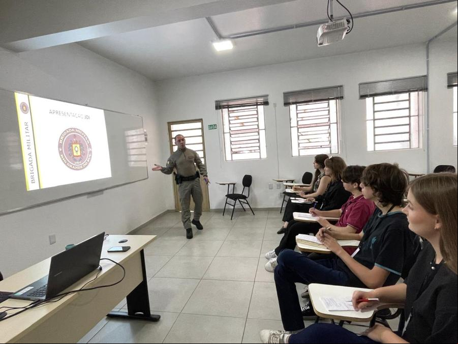 Sargento Neves palestrando aos estagiários