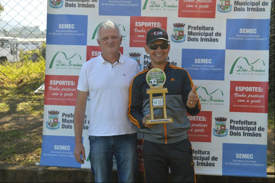 SER Campinas levou o troféu Disciplina. Na foto, Sérgio entregando a premiação para Nilton
