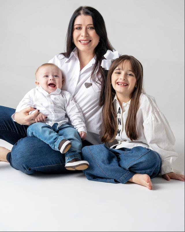 Thaís Engelmann Teixeira Alles com os filhos Eduardo e Giovanna (Foto: Steffen Studio)