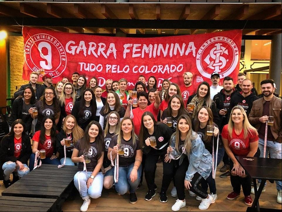Torcida colorada no Resenha Sports Bar, em evento organizado pela Garra Feminina para a entrega das novas camisetas, no dia 27 de julho