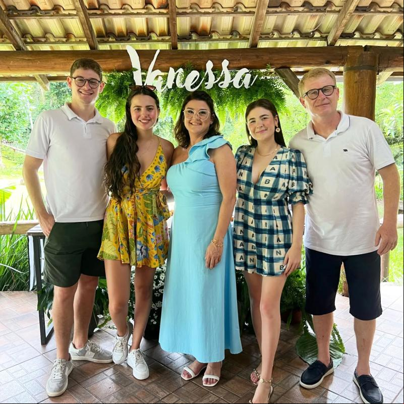 Vanessa Fleck Harff completou 50 anos no dia 16/2 e comemorou a data com festa no espaço Villa da Figueira. Na foto, com o filho Henrique, a nora Nathalie, a filha Laura e o esposo Eduardo